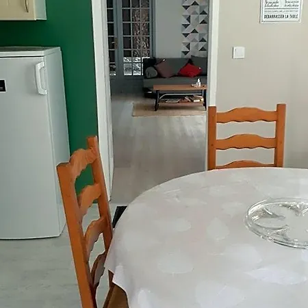 לינה וארוחת בוקר Et Table D'hotes Les Trois Marquets 3*