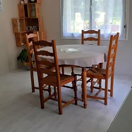 לינה וארוחת בוקר Et Table D'hotes Les Trois Marquets 3*